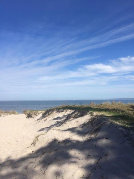 Gemuetliche 2 Zi-fewo Mit Terrasse, Strandnaehe, Wifi Бреге